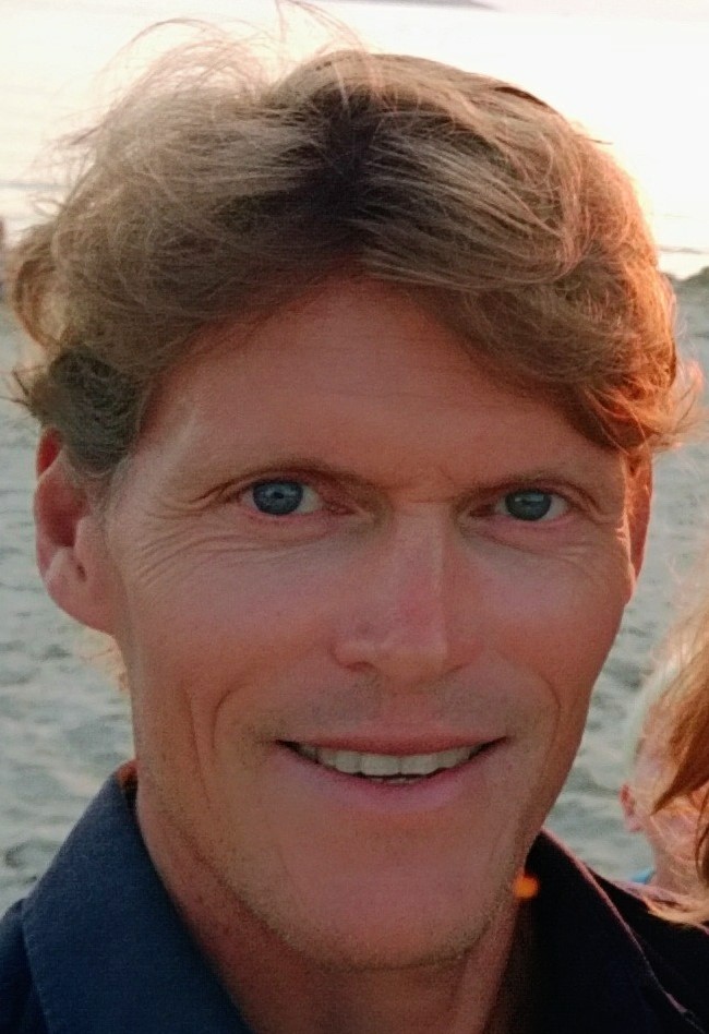 En person som smiler til kameraet