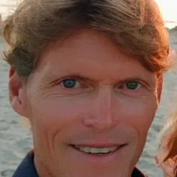 En person som smiler til kameraet