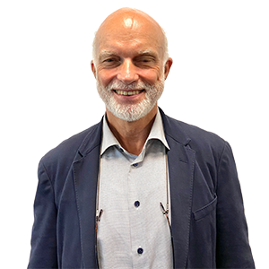 En mann som smiler til kameraet