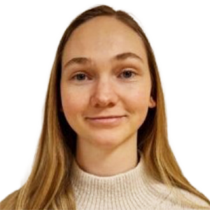 Et nærbilde av en smilende person