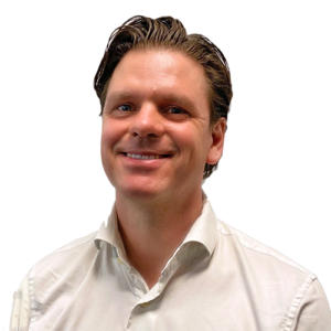 En person som smiler til kameraet