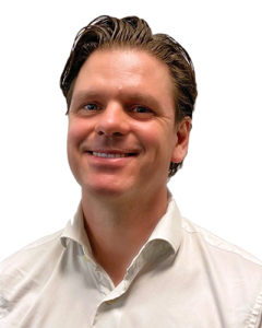 En person som smiler til kameraet