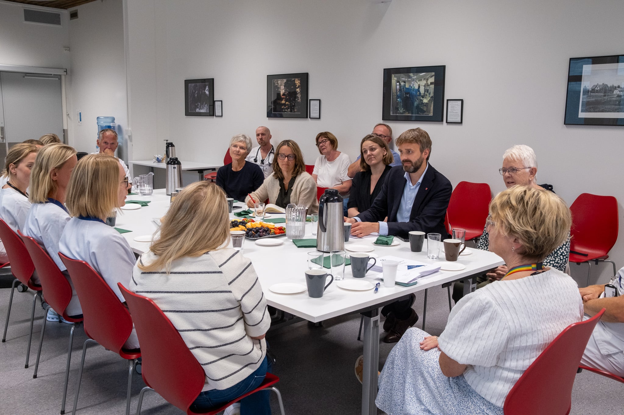 En gruppe mennesker som sitter rundt et bord