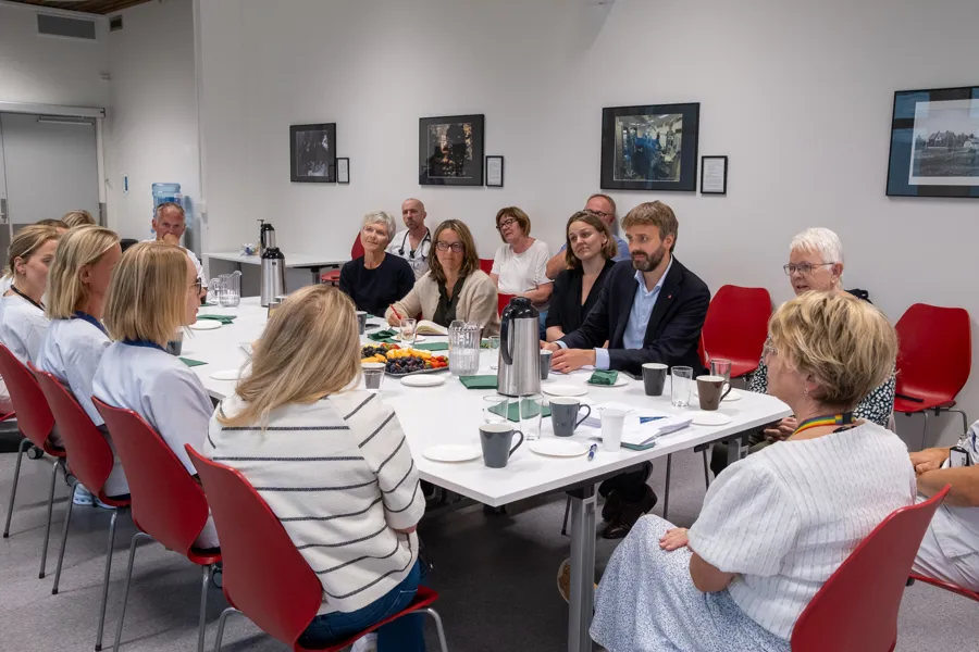 En gruppe mennesker som sitter rundt et bord