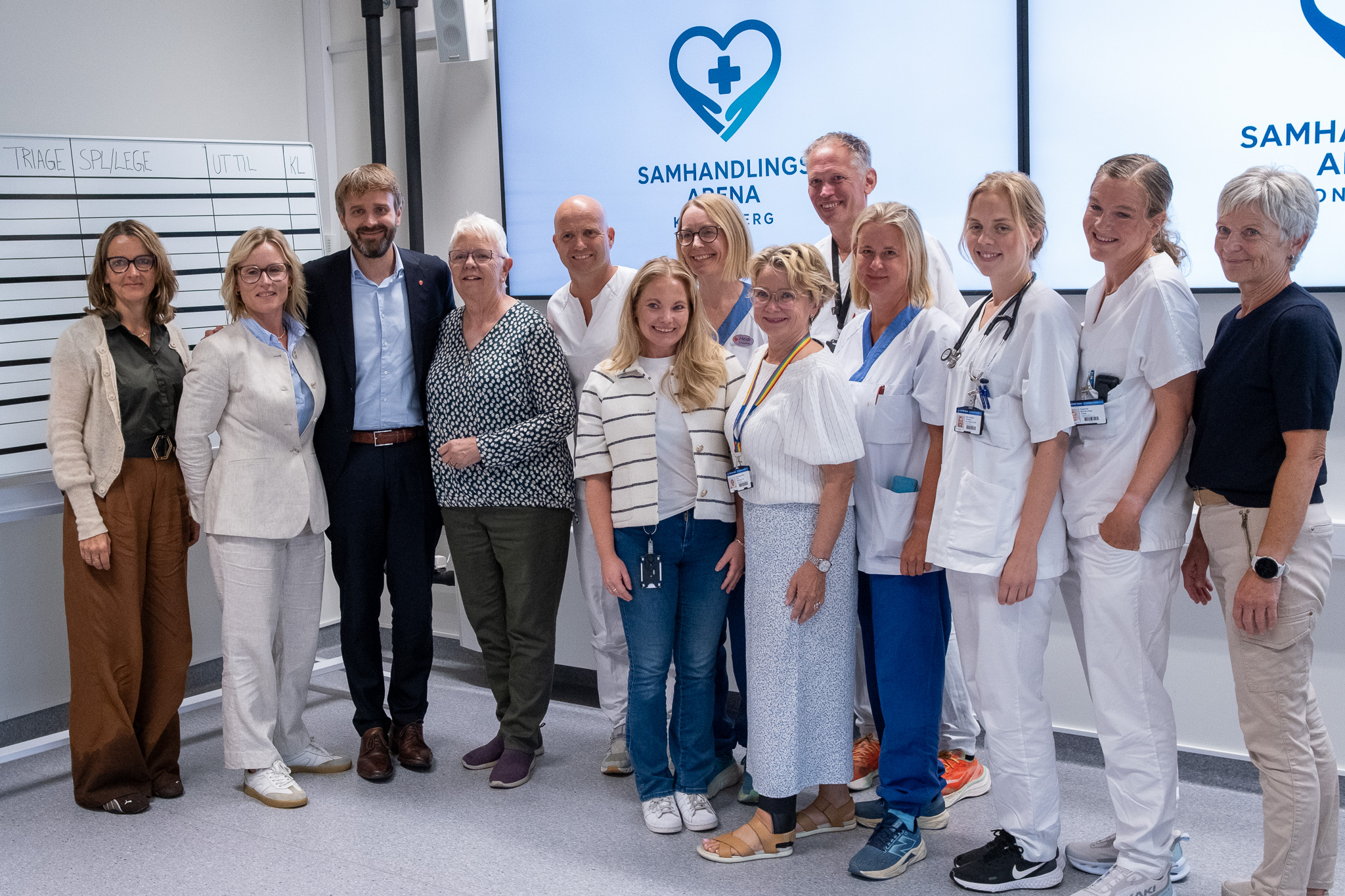 En gruppe mennesker som poserer for et bilde