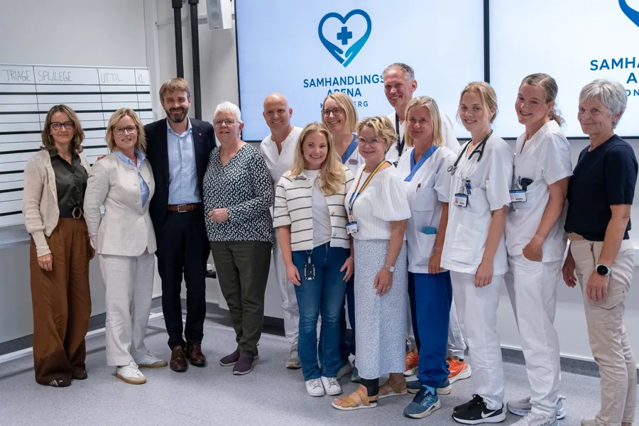 En gruppe mennesker som poserer for et bilde