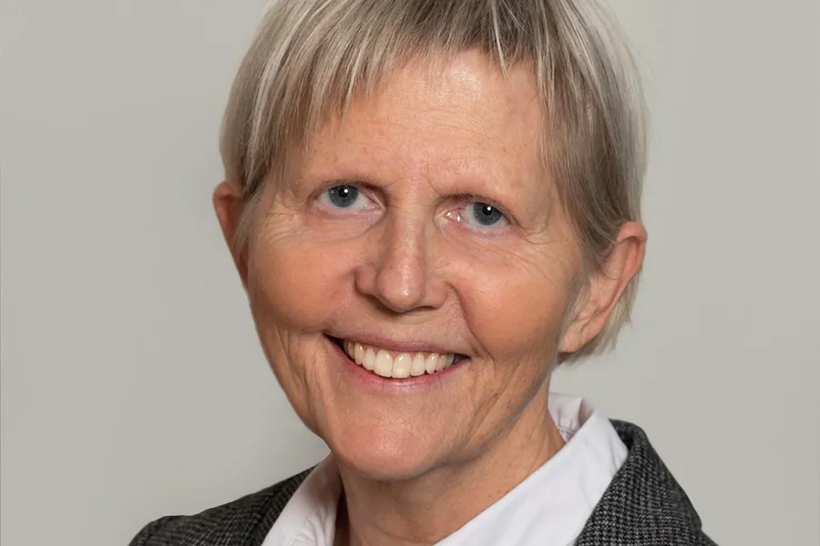 Et nærbilde av en mann som smiler