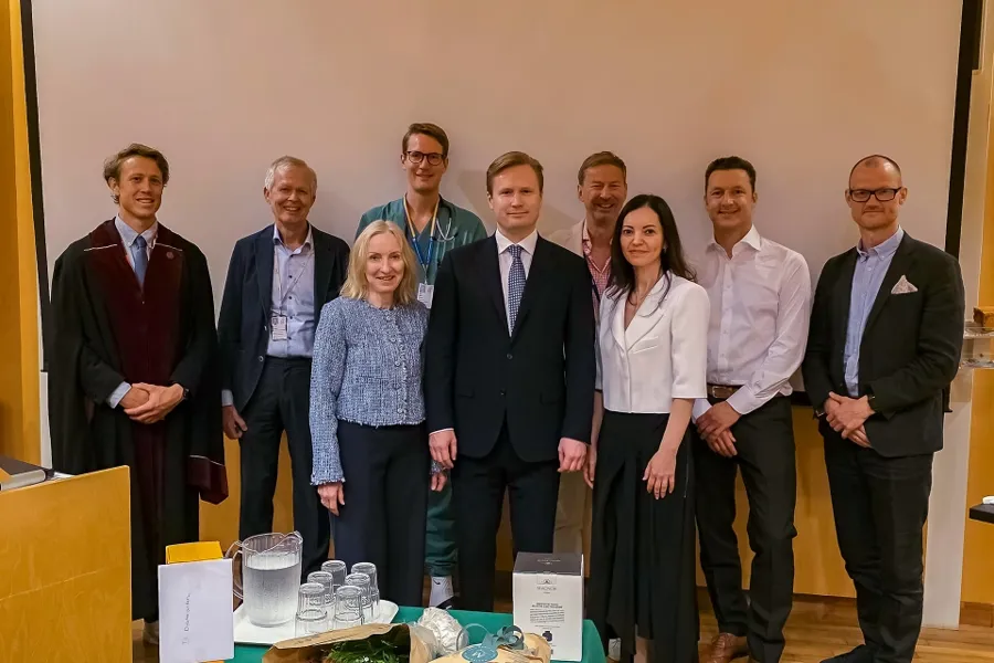 En gruppe mennesker som poserer for et bilde