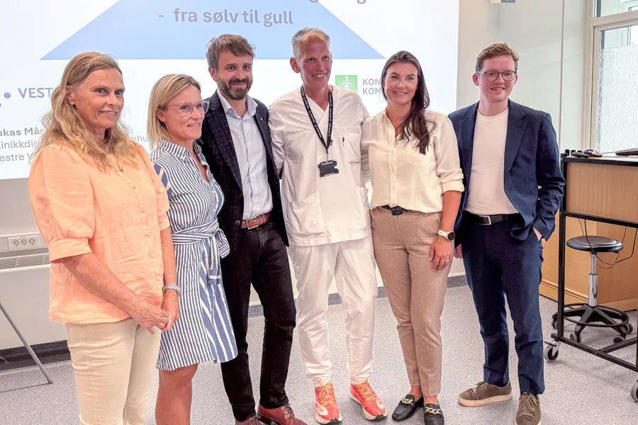 En gruppe mennesker som poserer for et bilde