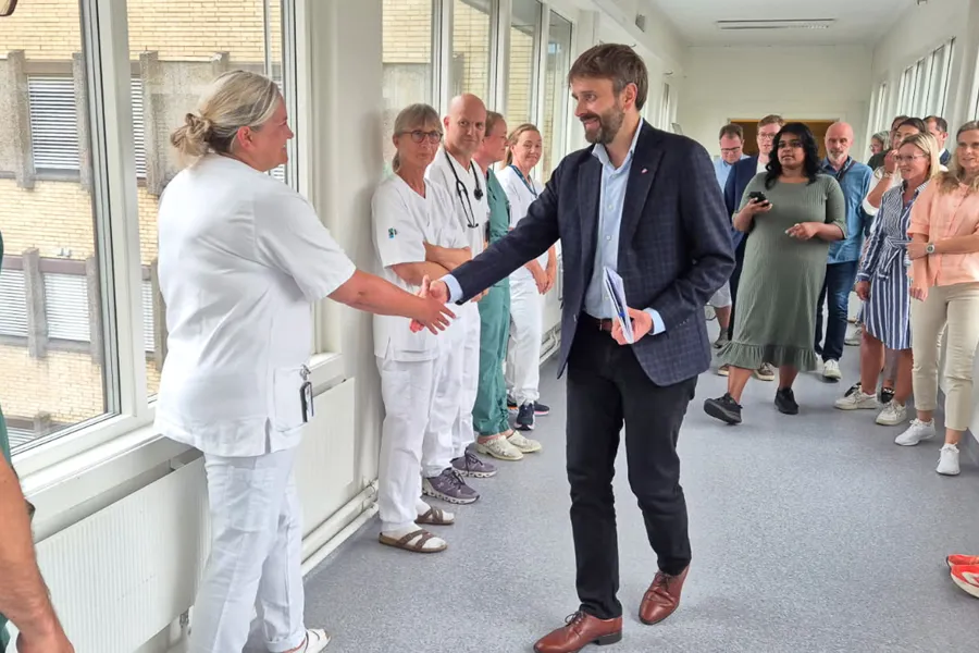 En gruppe mennesker som står i en gang