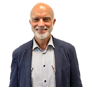 En mann som smiler til kameraet