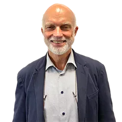 En mann som smiler til kameraet