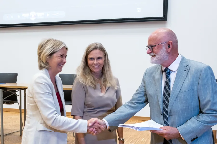 Noen få forretningsfolk som håndhilser