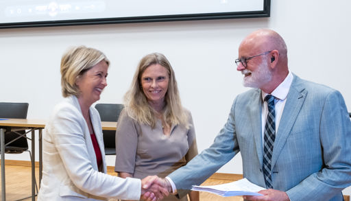 Noen få forretningsfolk som håndhilser