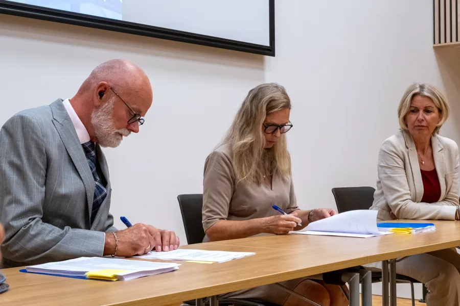 En gruppe mennesker som sitter ved et bord