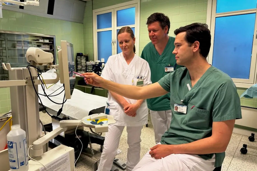 Noen få personer i et rom