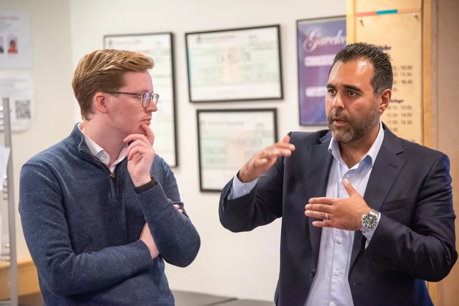 Et par menn som snakker