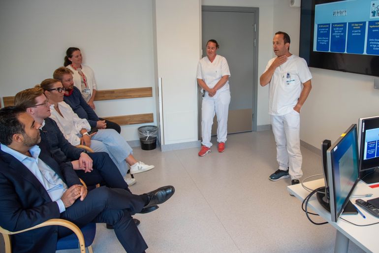 En gruppe personer i et rom