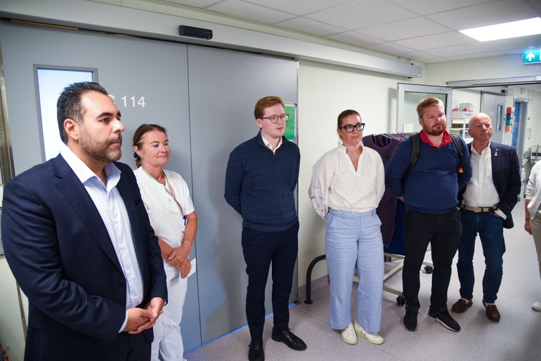 En gruppe mennesker som står i et rom