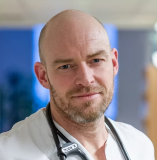 En skallet mann med mikrofon