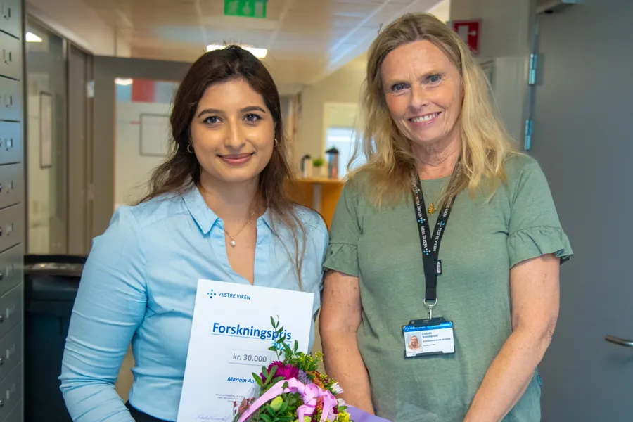Noen få kvinner som holder en blomsterbukett