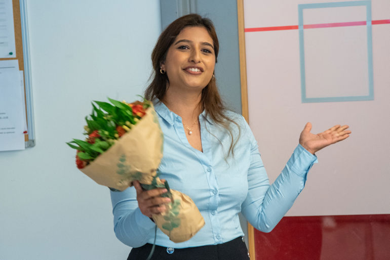 En kvinne som holder en blomsterbukett