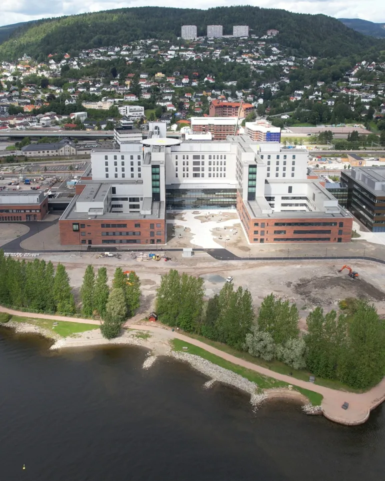 En by med en elv som renner gjennom den