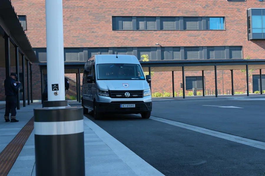 En lastebil parkert i veikanten
