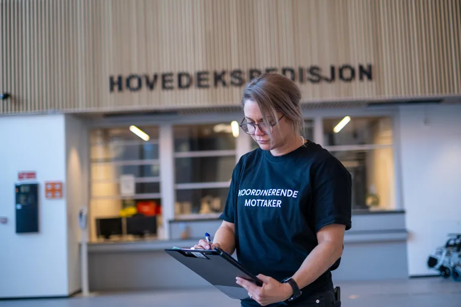 En mann som holder en bærbar datamaskin
