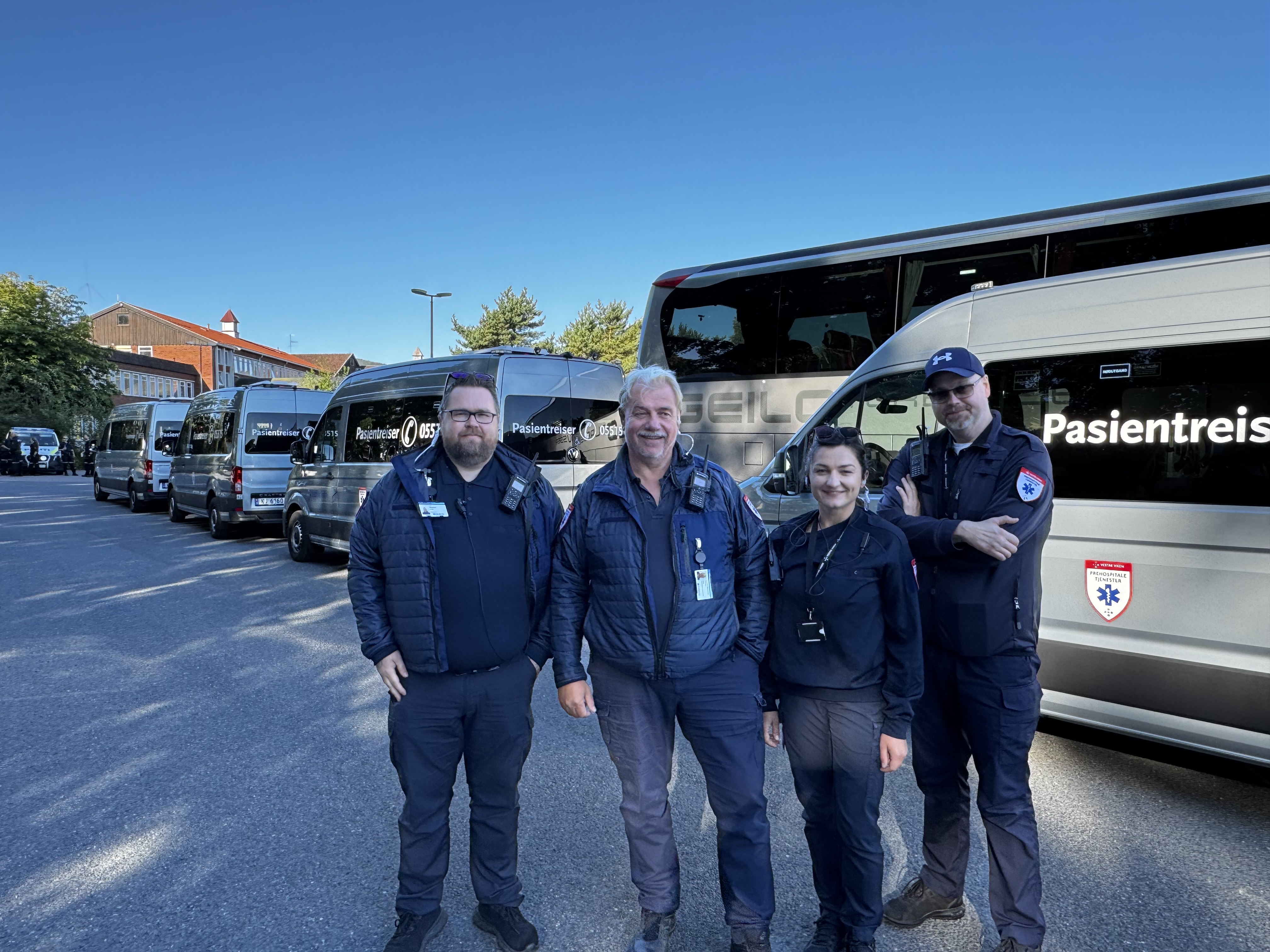 En gruppe mennesker som poserer for et bilde foran en lastebil