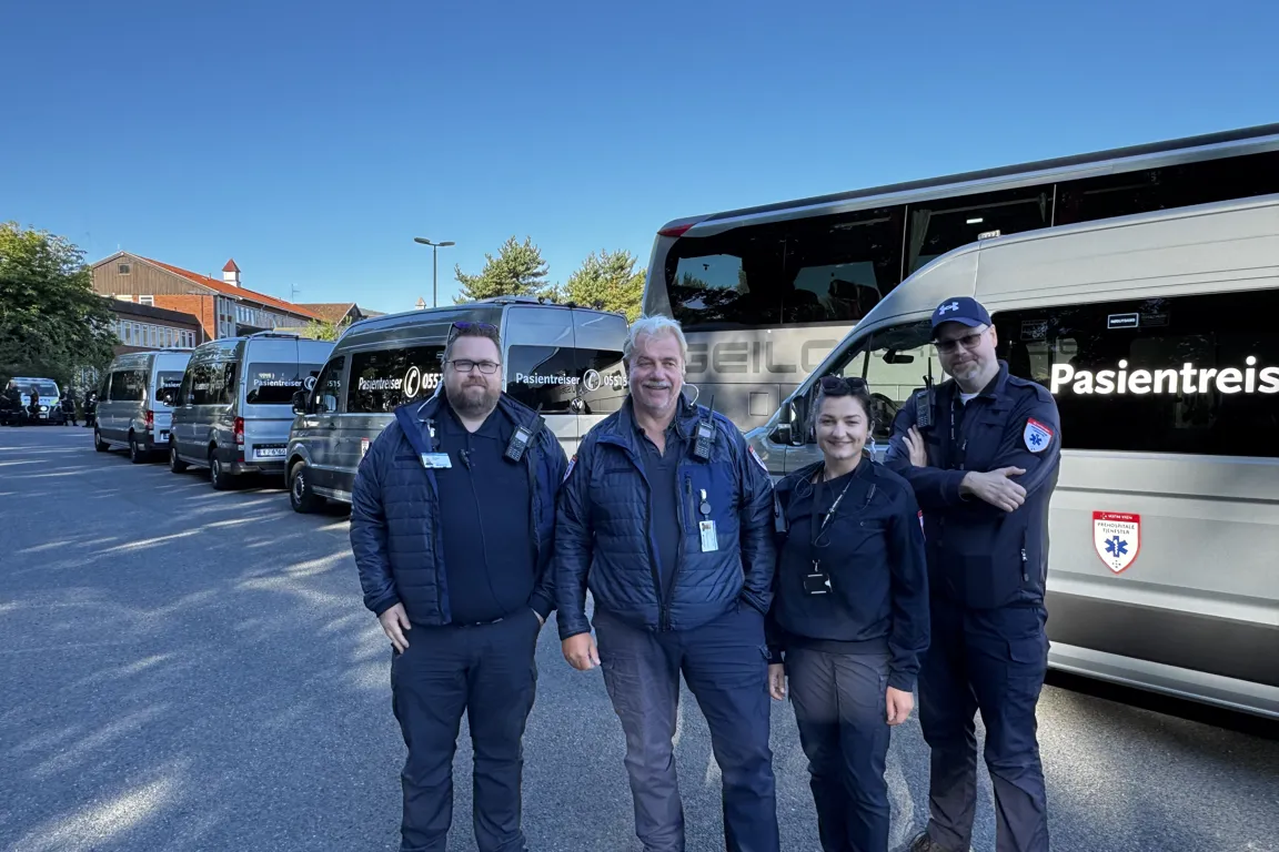 En gruppe mennesker som poserer for et bilde foran en lastebil