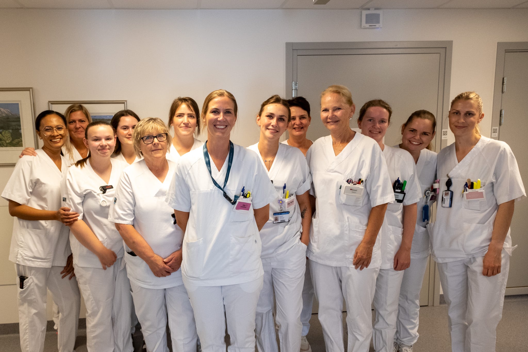En gruppe mennesker iført hvite skjorter