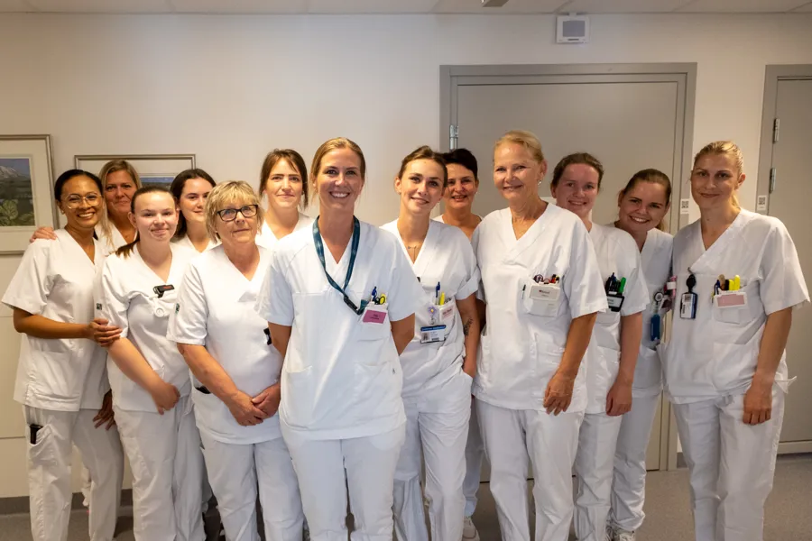 En gruppe mennesker iført hvite skjorter