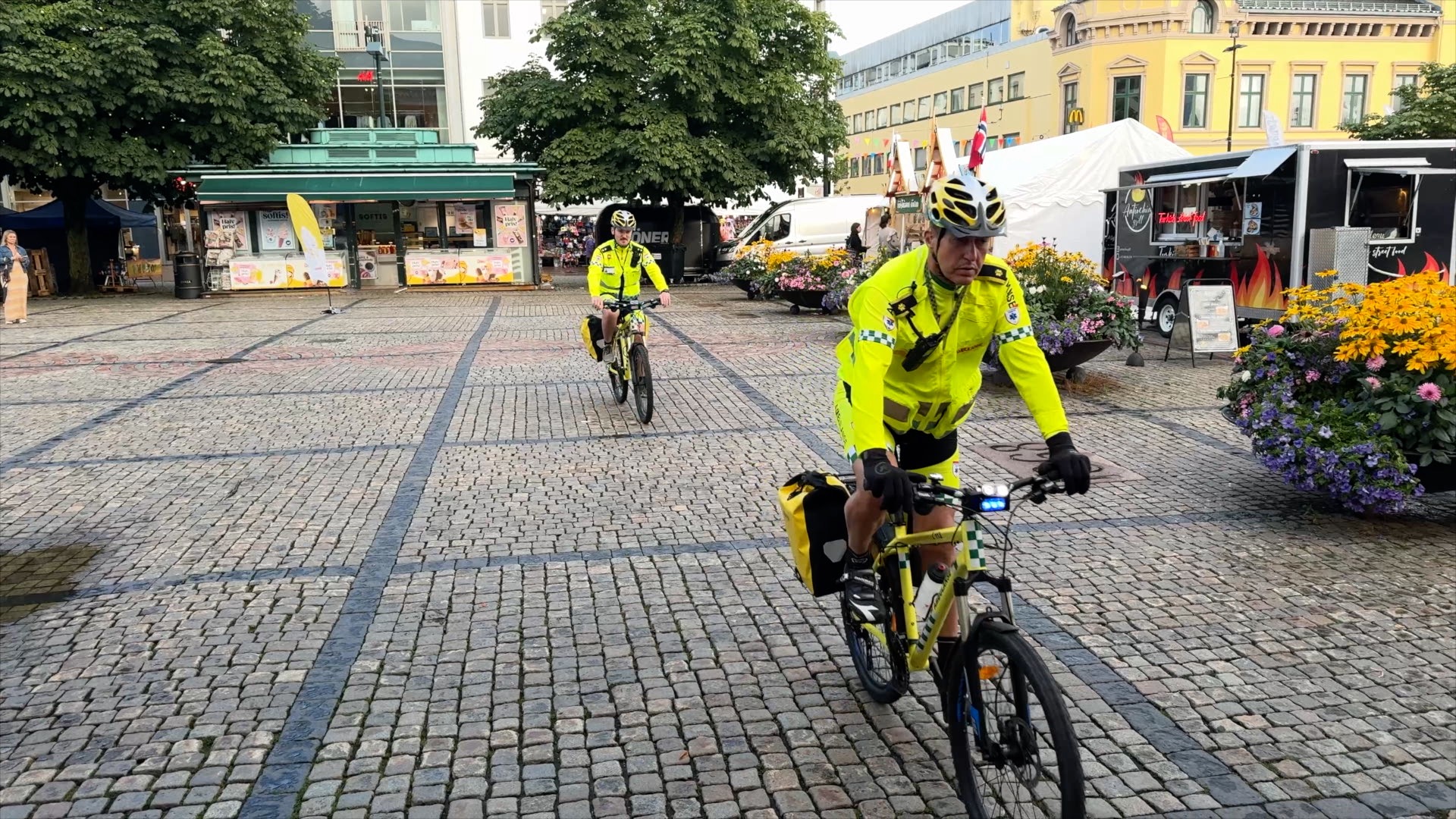 Et par menn som sykler