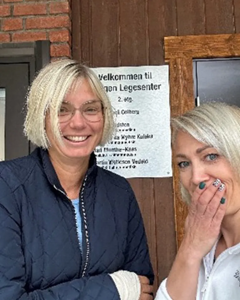 Et par kvinner som smiler