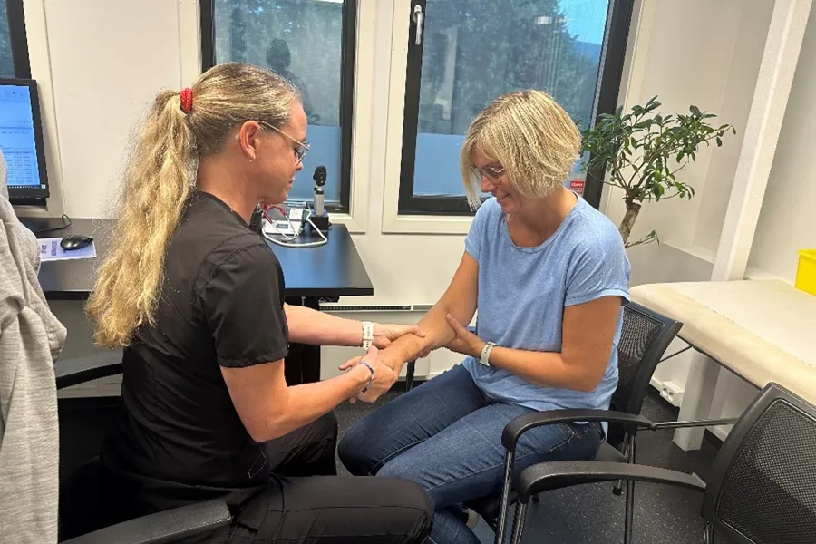 En person som sitter ved siden av en person