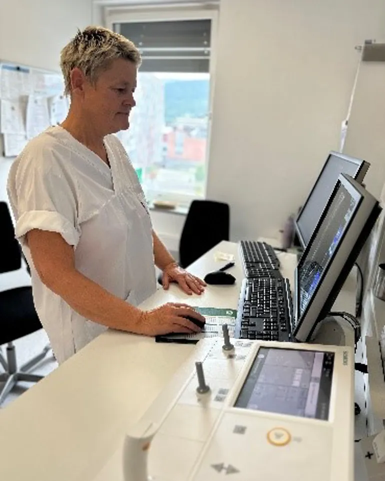 En mann som jobber på en datamaskin