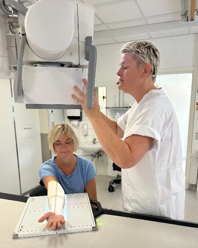 En mann og en kvinne i et laboratorium