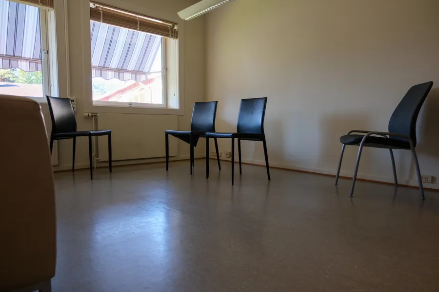 Et rom med stoler og bord