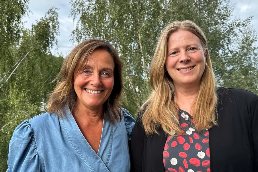 Et par kvinner som smiler