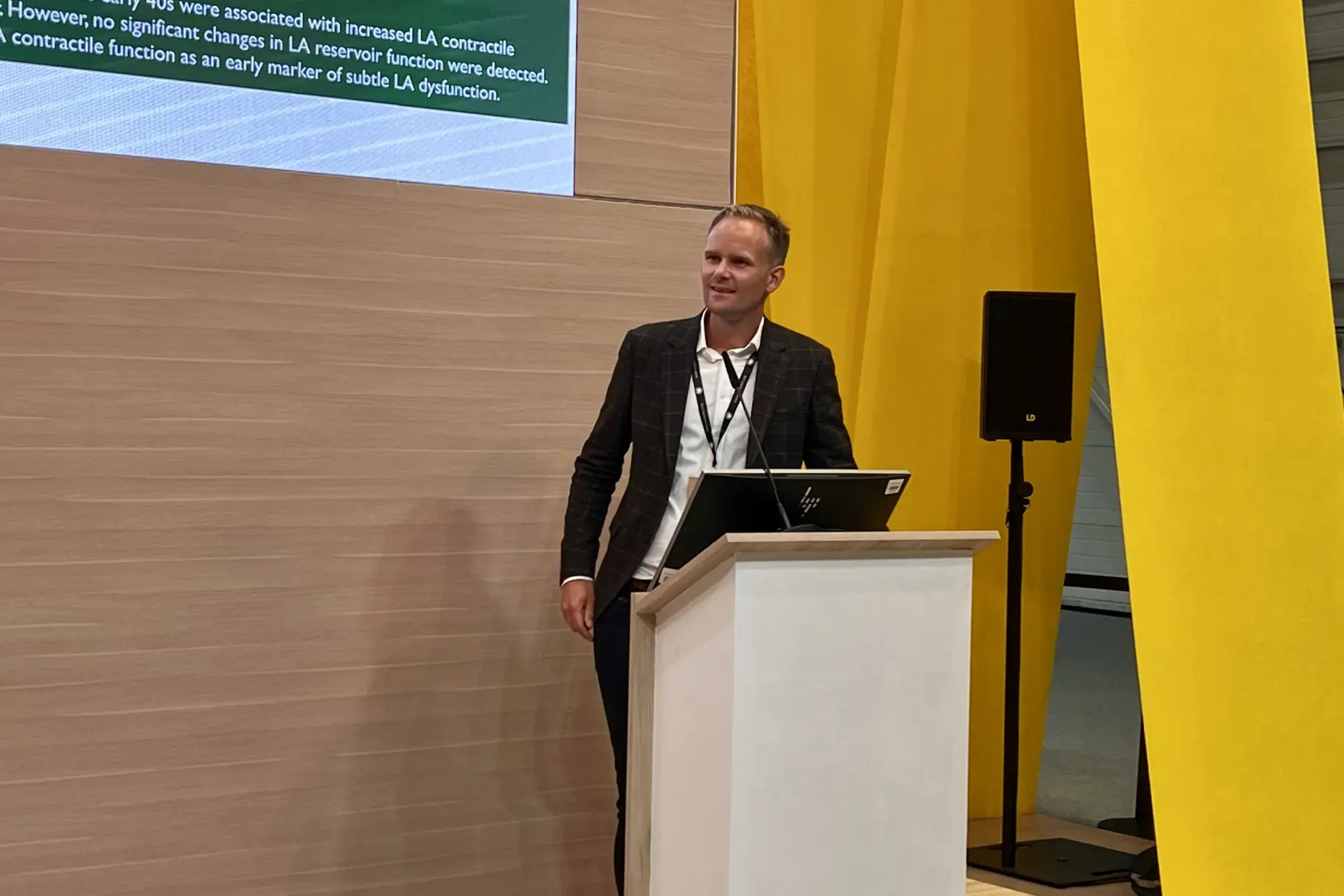 En person som står på et podium