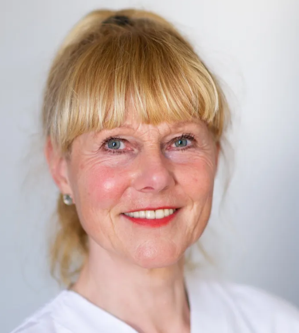 Et nærbilde av en person som smiler