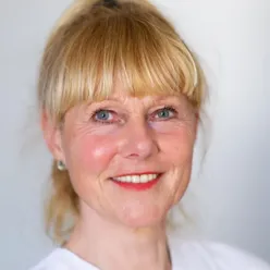 Et nærbilde av en person som smiler