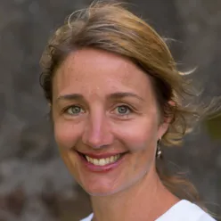 Et nærbilde av en kvinne som smiler