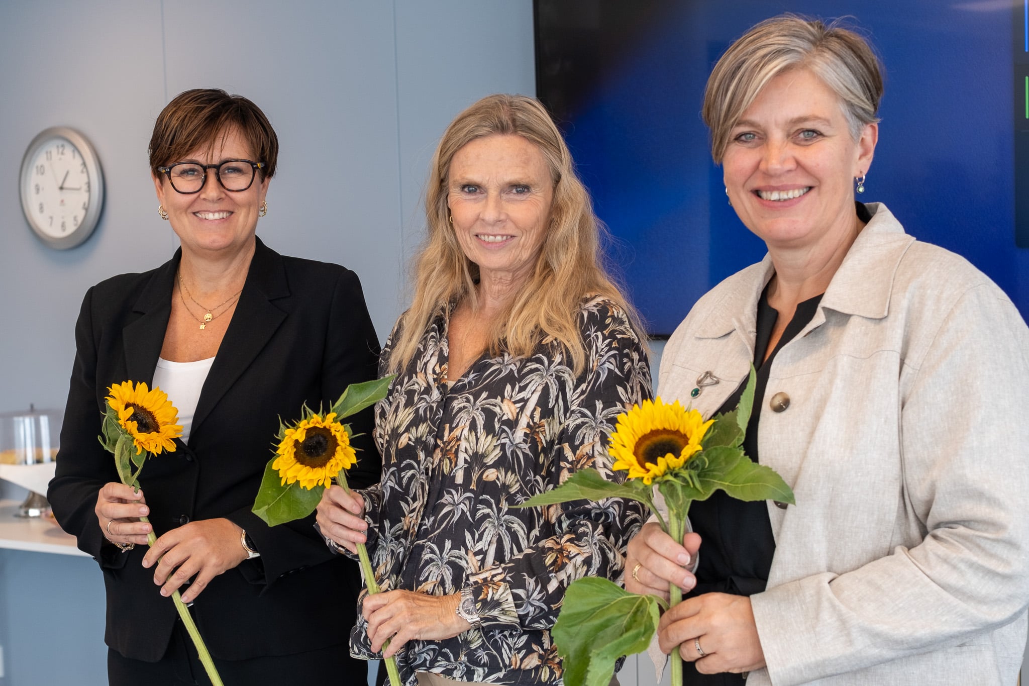 En gruppe kvinner som holder blomster