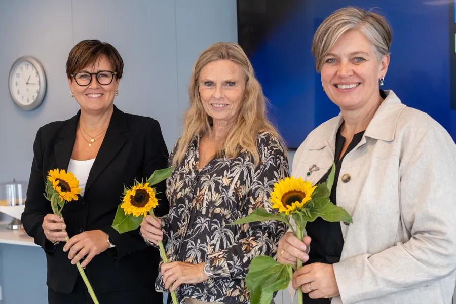 En gruppe kvinner som holder blomster