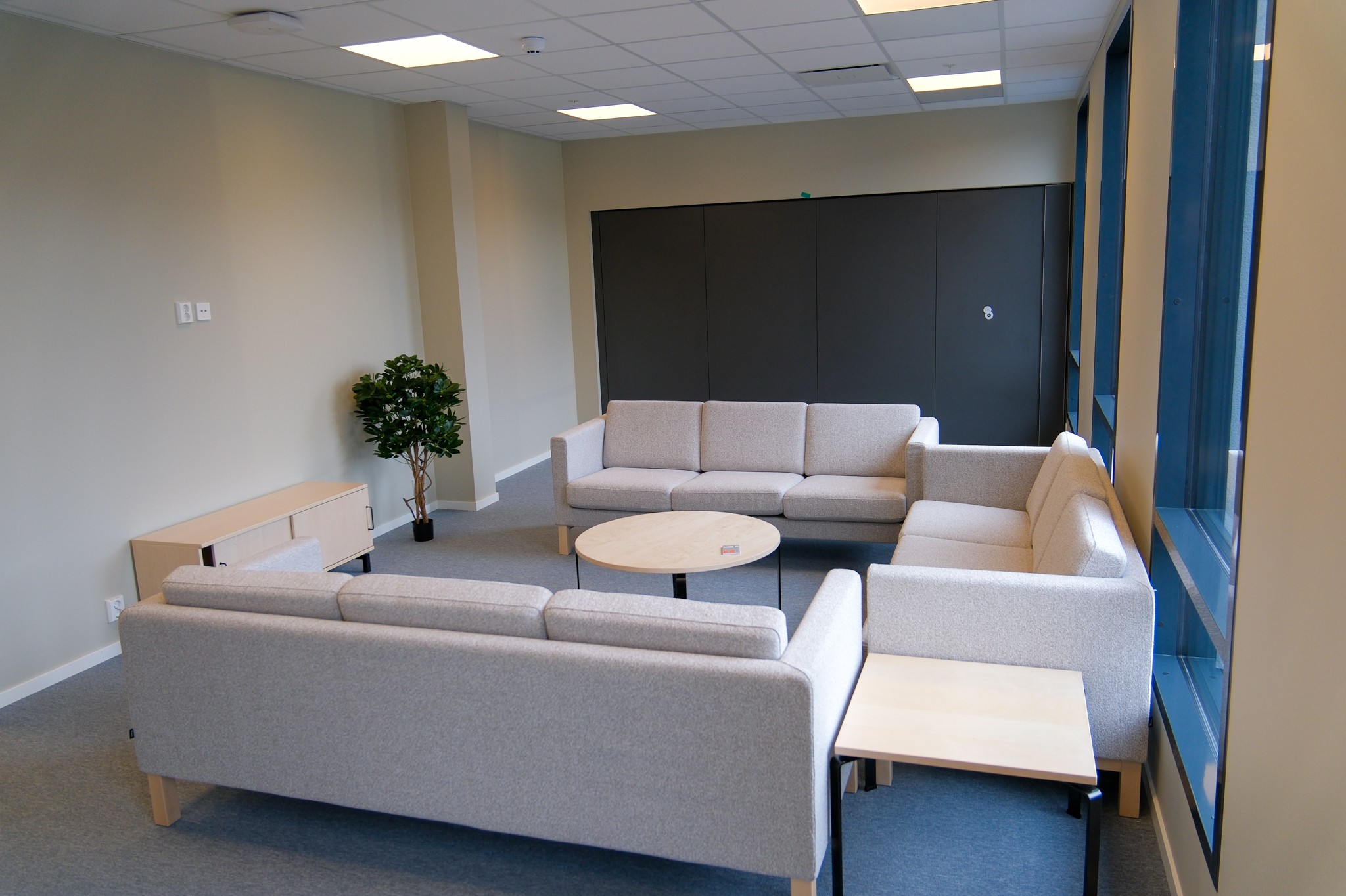 Et rom med sofa og stoler