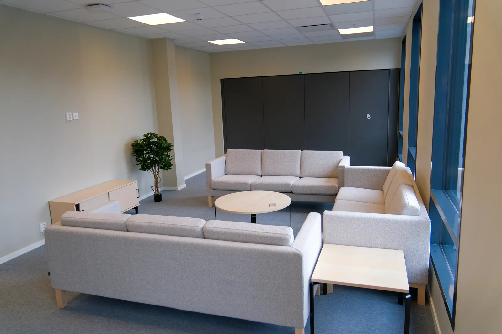 Et rom med sofa og stoler