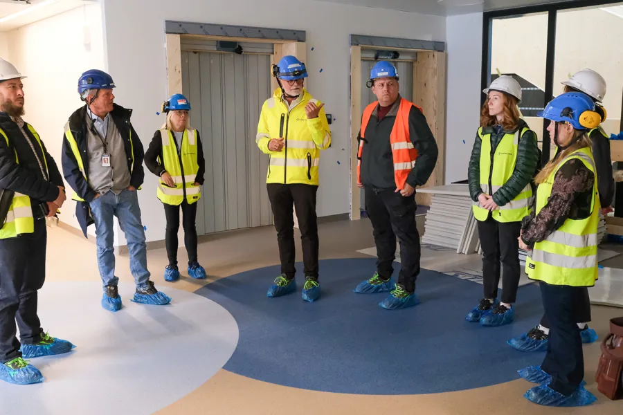 En gruppe mennesker som har på seg sikkerhetsvester