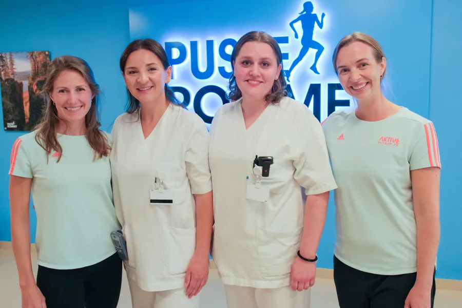 En gruppe kvinner som poserer for et bilde